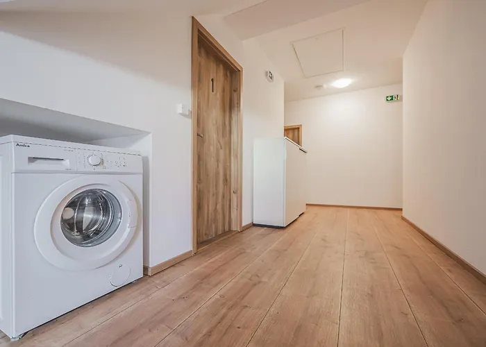 Flat Near Castle Stylish & Prime Location 2 아파트 *