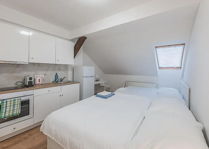 Flat Near Castle Stylish & Prime Location 2 아파트
