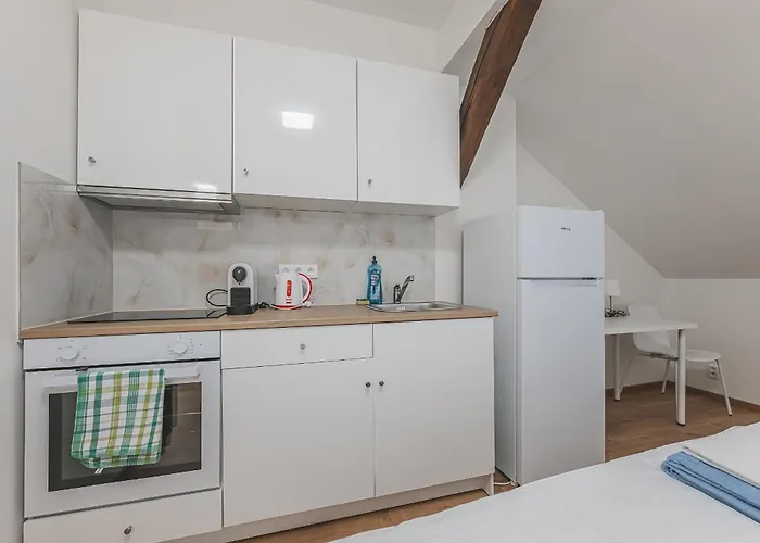 Flat Near Castle Stylish & Prime Location 2 *